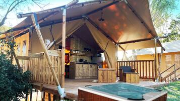 Tenda Deluks, pemandangan sungai | Setrika/meja setrika dan Wi-Fi gratis