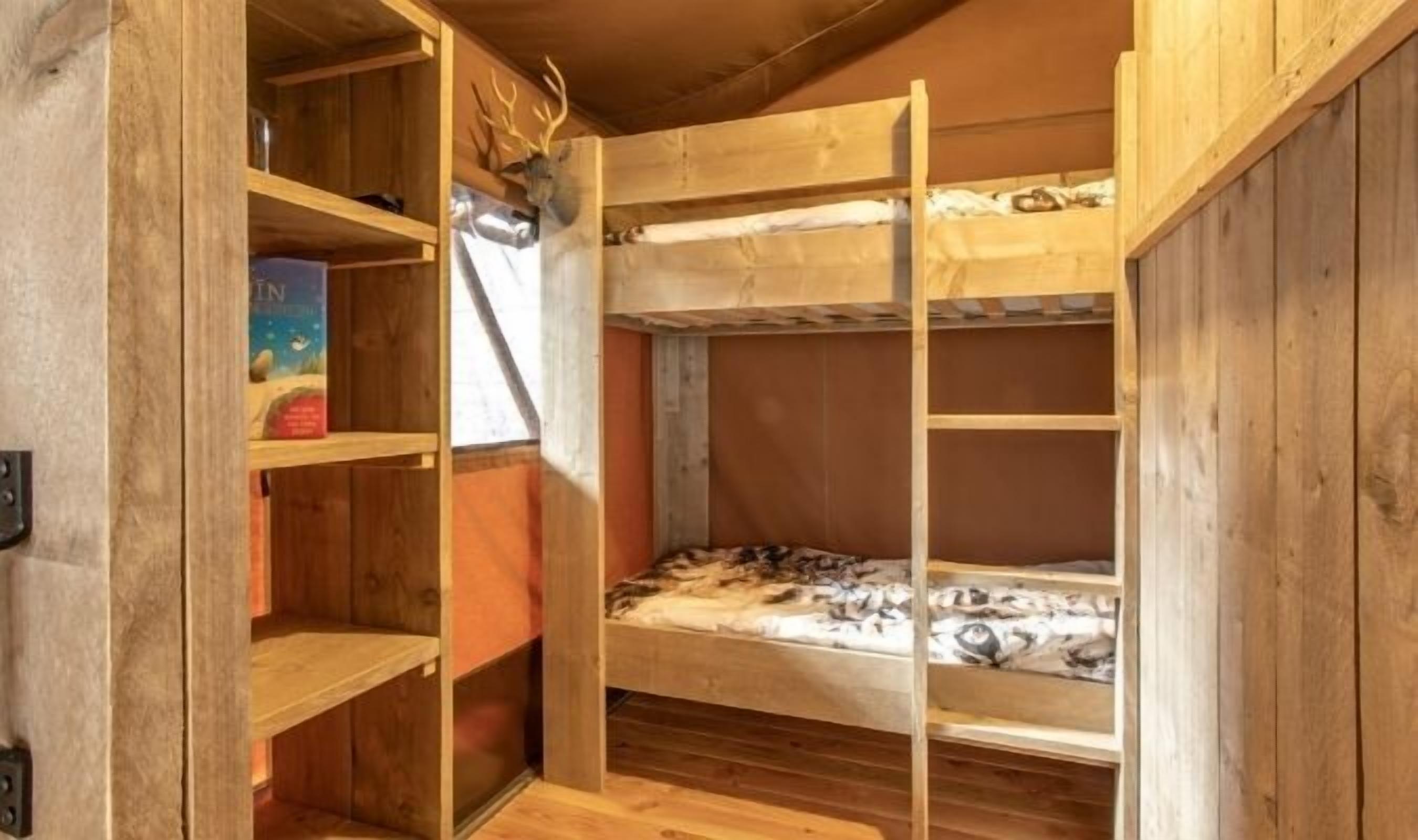 Tenda Deluks, pemandangan sungai | Setrika/meja setrika dan Wi-Fi gratis