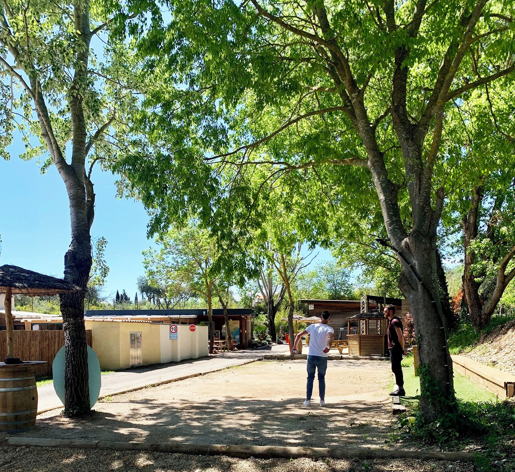 Un espacio al aire libre cubierto con mesas de picnic y un edificio al fondo.