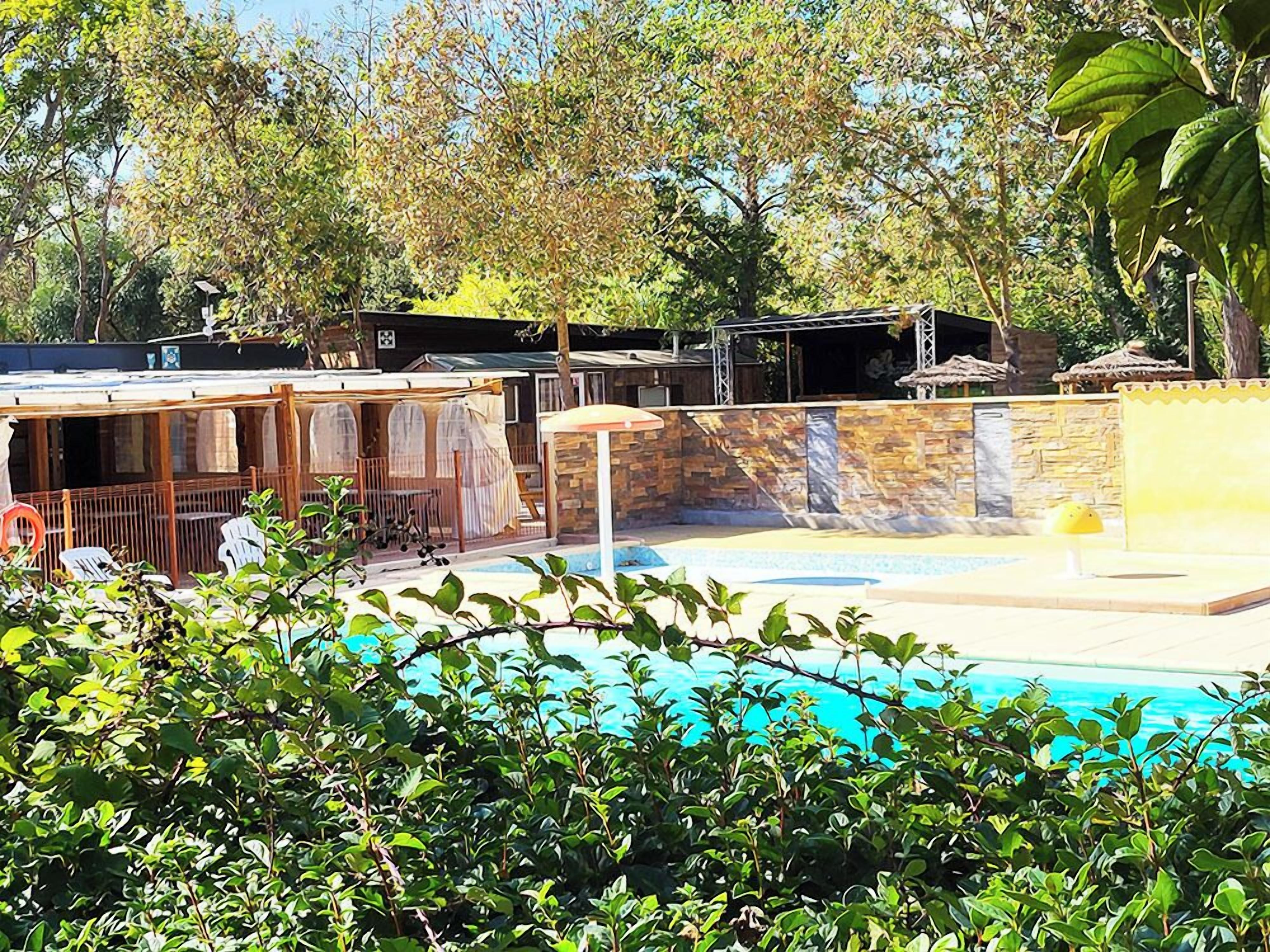 Een seizoensgebonden buitenzwembad