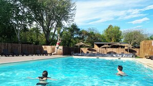 Una piscina al aire libre de temporada
