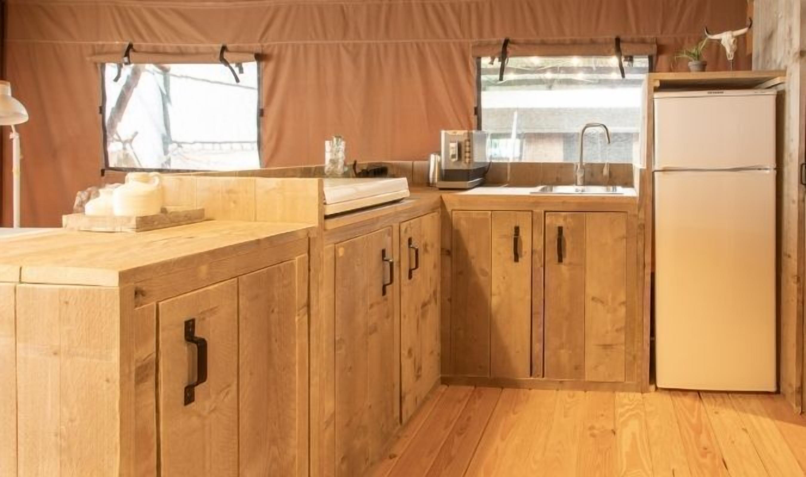 Tente Deluxe, vue fleuve | Cuisine privée | Chaise haute