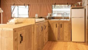 Tente Deluxe, vue fleuve | Cuisine privée | Chaise haute