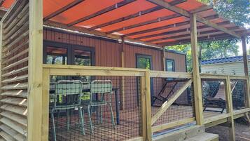 Superior Mobile Home, Garden View | Iron/ironing board, free WiFi