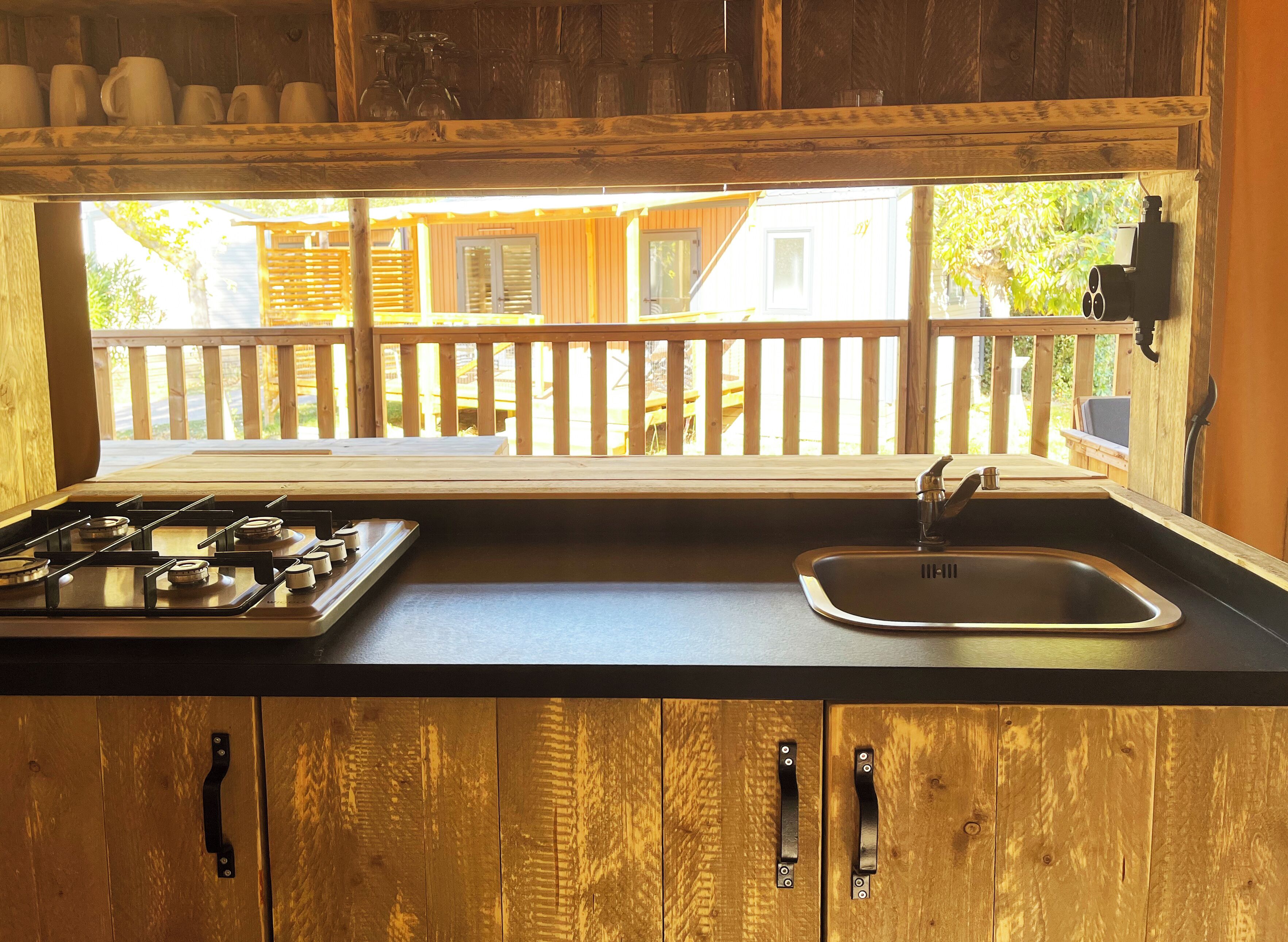 Tenda Deluks, pemandangan resor | Dapur kecil pribadi | Kursi makan untuk bayi