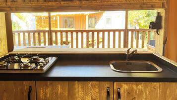 Tenda Deluks, pemandangan resor | Dapur kecil pribadi | Kursi makan untuk bayi