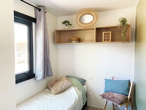 Superior Mobile Home, Garden View | Iron/ironing board, free WiFi