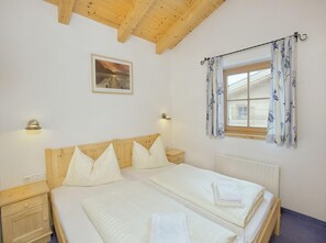 Chalet | 4 bilik tidur, dilengkapkan perabot secara berasingan, cadar katil