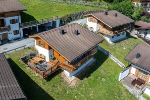 A residential area with multiple houses featuring sloped roofs, wooden balconies, and a well-maintained lawn. - Quiet Alpine Cottage for 9 With Suana (Wald im Pinzgau)