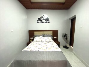1 dormitorio, tabla de planchar con plancha, wifi y ropa de cama