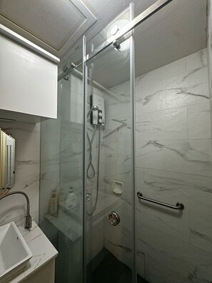 Dutxa, assecador de cabells, bidet i tovalloles