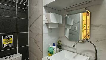 Dutxa, assecador de cabells, bidet i tovalloles