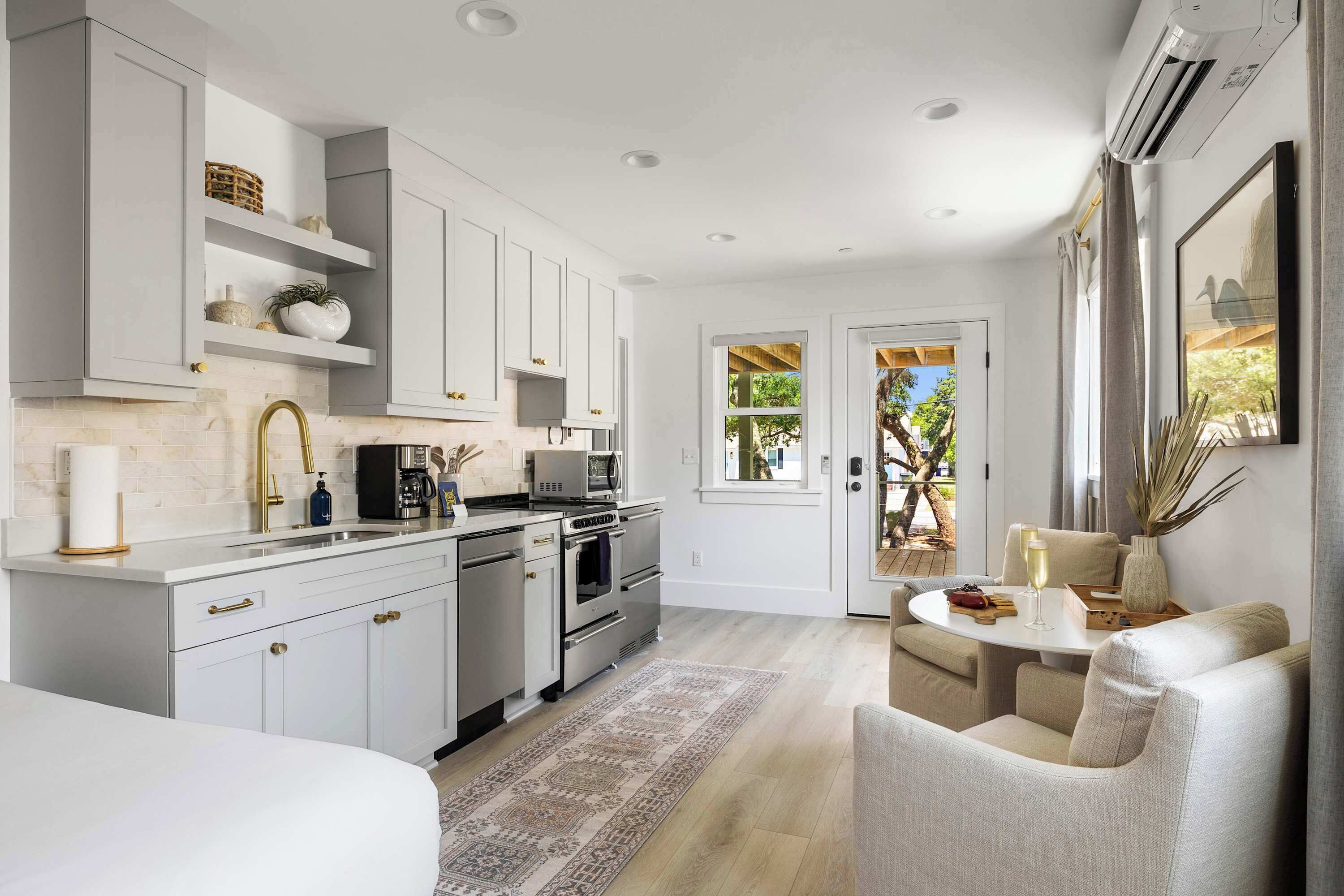 Refrigerador, microondas, horno y parrilla de estufa 