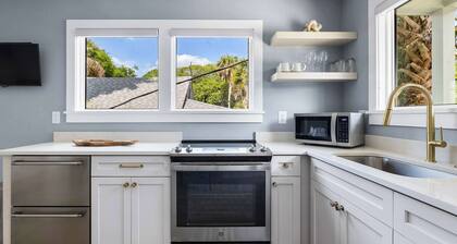 The Harbison | New Studio w. Kitchen, near Beach!