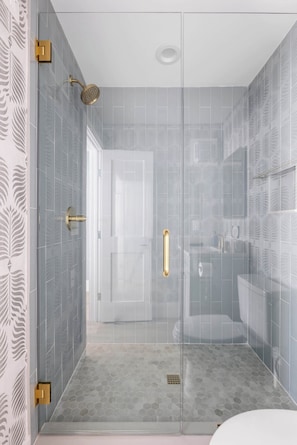 Shower, hair dryer, towels, shampoo