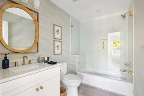 Douche, sèche-cheveux, serviettes fournies, shampoing