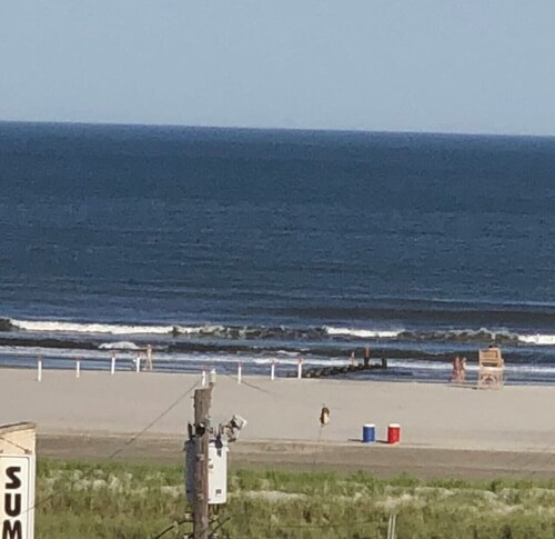 Steps to the Beach!!! Luxury all over 2-bedroom 2 Bath in Wildwood Crest