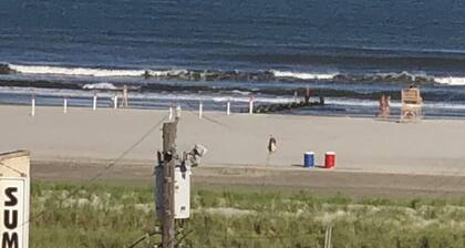 Steps to the Beach!!! Luxury all over 2-bedroom 2 Bath in Wildwood Crest