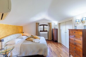 3 bedrooms, desk, iron/ironing board, WiFi
