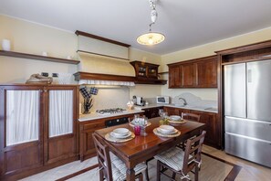 Mikrowelle, Ofen, Herdplatte, Geschirrspüler