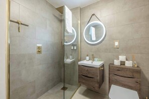 Shower, hair dryer - Your Perfect 1-Bed Escape in Windsor By Tempstay (Windsor)