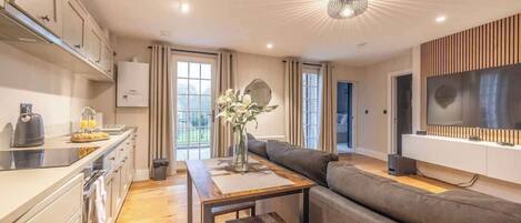 雪櫃、微波爐、焗爐、洗碗機