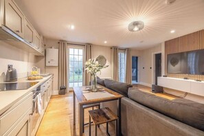 Fridge, microwave, oven, dishwasher - Your Perfect 1-Bed Escape in Windsor By Tempstay (Windsor)