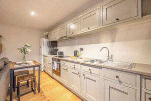 Réfrigérateur, micro-ondes, four, lave-vaisselle