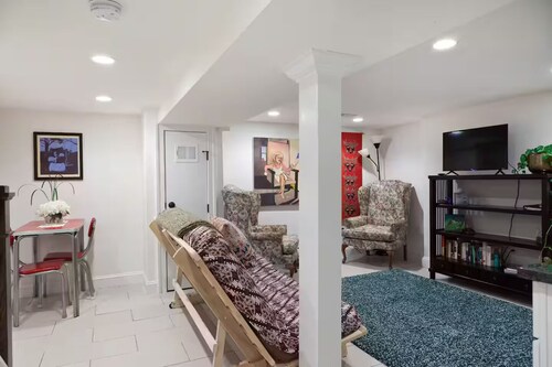 Comfy, clean one-bedroom unit in Columbia Heights