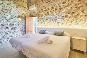 2 bedrooms, iron/ironing board, free WiFi, bed sheets - Galeri Finca for 4 people, charmingly renovated, very quiet rural area (FELANITX)