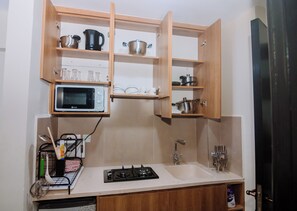 Een koelkast, een microgolfoven, een kookplaat, een waterkoker