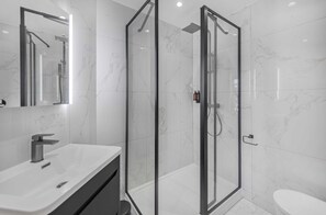 Club Double Room | Bathroom | Towels, soap, shampoo, toilet paper