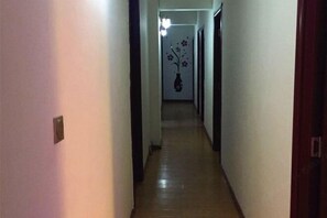 A narrow hallway with a wooden floor and white walls. - Kunming Mumu Xiaozhan (Chenggong University Town) (Kunming)