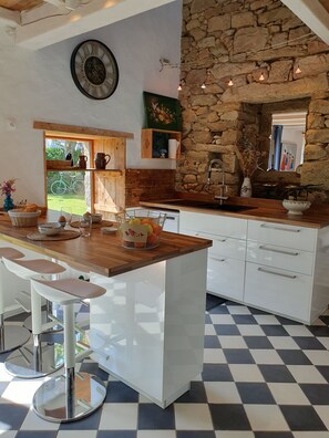 Frigorifero, microonde, forno, piano cottura