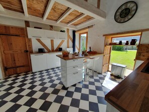 Frigorifero, microonde, forno, piano cottura