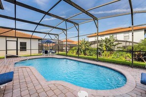 حمّام سباحة مُدفَّأ