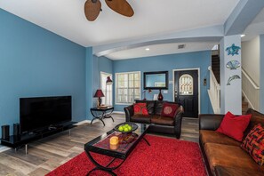 TV, foosball - Summer Haven on the Loop - Games Room, Private Pool & Spa (Clermont)