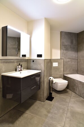 Duplex | Bathroom | Hair dryer, towels, soap, shampoo - SAXX Apartments Leipzig (Leipzig)