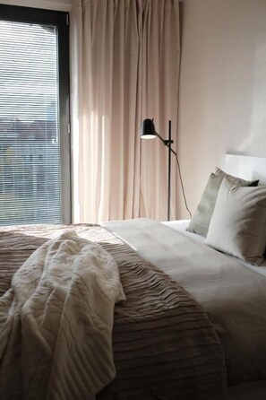 1 bedroom, desk, laptop workspace, blackout curtains - SAXX Apartments Leipzig (Leipzig)