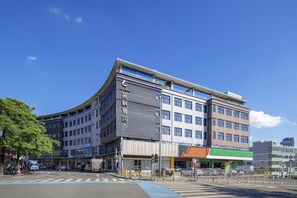 A multi-story hotel with a curved facade, large windows, and a flat roof. - Lavande Hotel (Shenzhen)