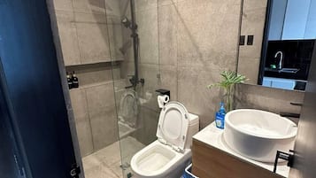 Habitación Deluxe, 1 cama Queen size | Baño | Amenidades de baño gratuitas, secadora de cabello, pantuflas, jabón