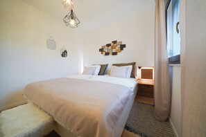 4 bedrooms, in-room safe, desk, iron/ironing board