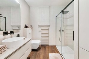 Ducha, secador de pelo y toallas