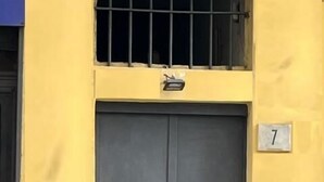 A double door with a number 7 sign on the wall beside it. - Ale & Tizy House 2 Studio (Napoli)