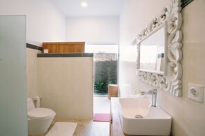 Classic-Villa, Gartenblick | Badezimmer | Dusche, kostenlose Toilettenartikel, Handtücher, Seife