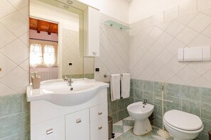 Dusche, Haartrockner, Bidet, Handtücher