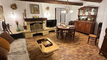 Smart TV, fireplace, books, stereo
