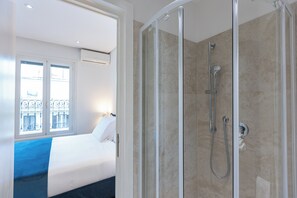 Dusche, Haartrockner, Bidet, Handtücher