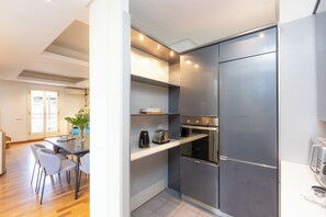 Een microgolfoven, een oven, een kookplaat, een vaatwasser