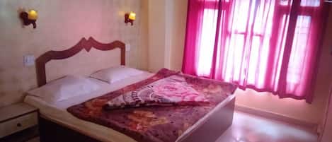 Luxury Single Room | Desk, free WiFi